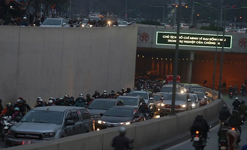 Đường phố Hà Nội ùn tắc kinh hoàng bất kể giờ giấc